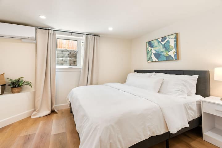 Главната спална соба има луксузен брачен кревет (широк 150-179 см) со удобен душек и удобна постелнина. Примамливата поставка ветува мирни ноќи и мирна атмосфера, совршена за опуштање по напорниот ден.