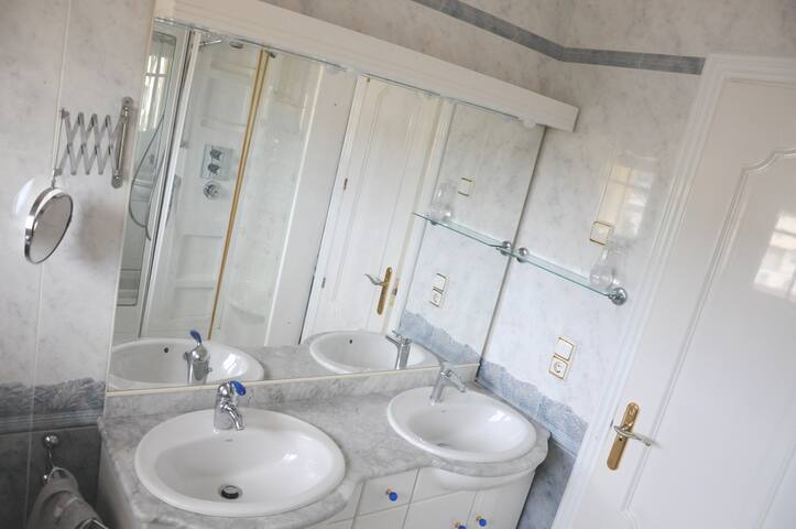 Magnífica casa con piscina gallery image 4