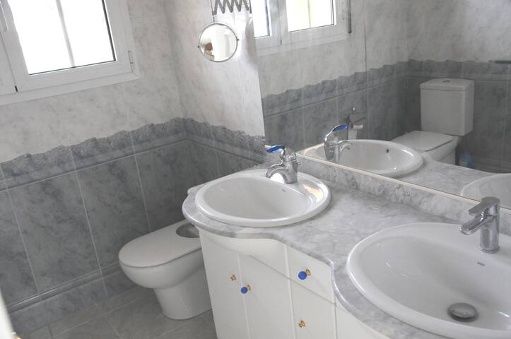 Magnífica casa con piscina gallery image 5