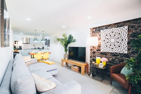 Airbnb em destaque: Funchal City Yellow Townhouse and Terrace (AC/BBQ) em Imaculado Coração De Maria