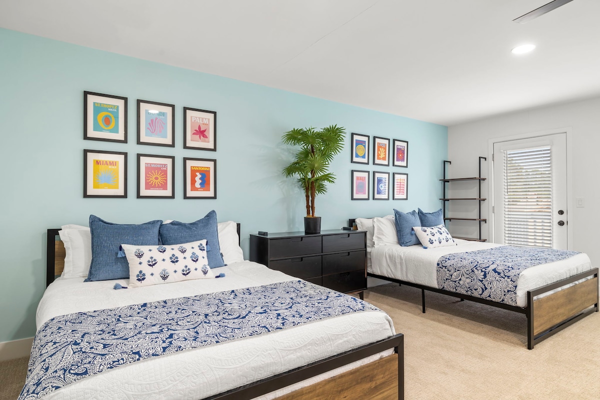 【Dormitorio 4】2 camas tamaño queen. Pared de TV inteligente de 55 pulgadas montada a tu derecha. La puerta de la derecha se abre al balcón.