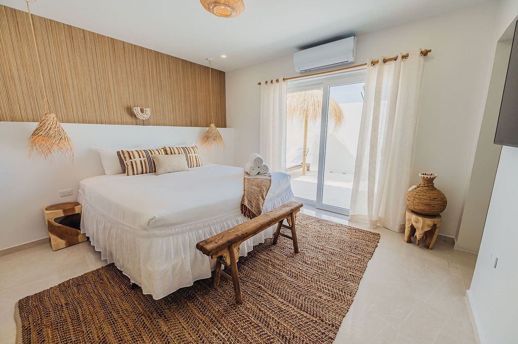 Este es tu dormitorio principal de 2 dormitorios con baño privado, muy luminoso con entrada directa al jardín trasero. ¡El dormitorio está equipado con un televisor inteligente de 55 pulgadas!