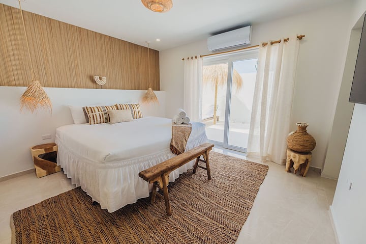 Ini adalah 2 kamar tidur utama Anda dengan kamar mandi ensuite, sangat ringan dengan pintu masuk langsung ke taman halaman belakang. Kamar tidur dilengkapi dengan smart television 55 inci!