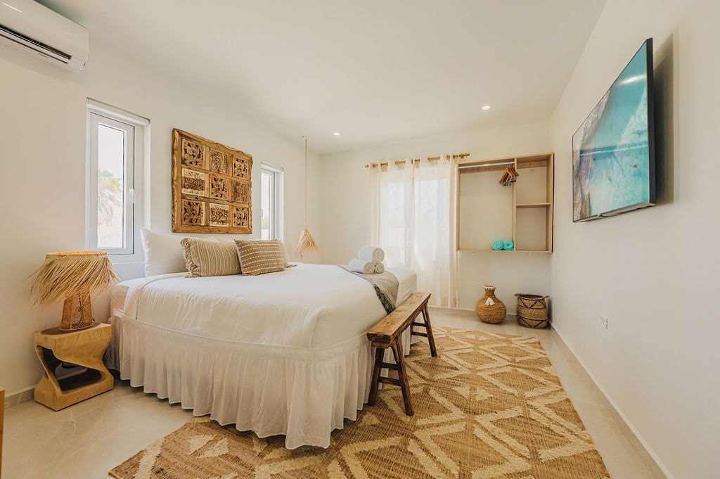 Y el dormitorio 4 cuenta con una cama tamaño king, un televisor inteligente de 55 pulgadas y un baño privado.