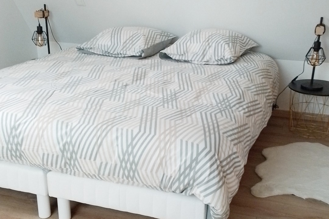 Светла стая, разположена на горния етаж, оборудвана с легло 160x200 см.