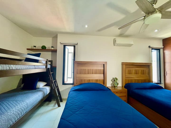 Ფართო ოთახი ორი ორადგილიანი საწოლითა და ერთადგილიანი ორსართულიანი ოთახით, რომელიც გაფორმებულია თბილ ტონებში და აღჭურვილია ფართო გარდერობით. Შესანიშნავია ოჯახებისთვის ან დიდი ჯგუფებისთვის.