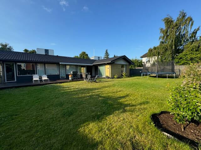 Stor villa – centralt i byen gallery image 2