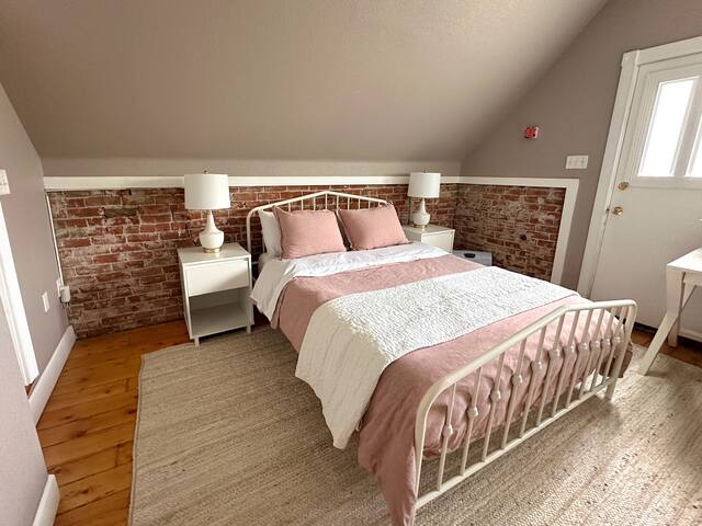 Off-Broadway Victorian Retreat! gallery image 3