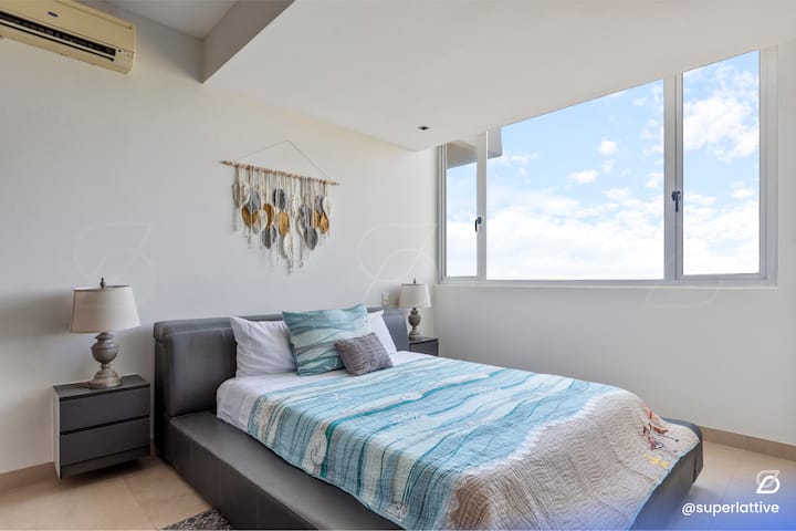 La chambre principale de cet appartement situé au sommet du centre commercial, Malecón Las Americas, dispose d'un lit de type Queen.