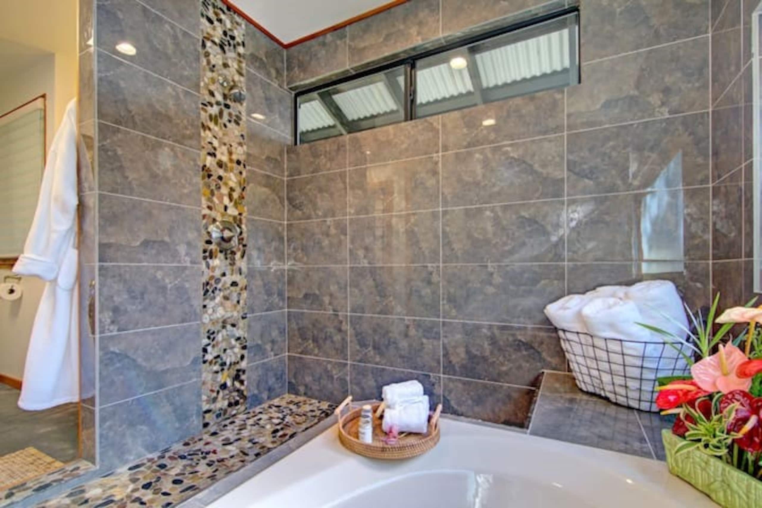 Volcano Tea House Cottage-SpaBath-HotTub-FirePlace - Image 30