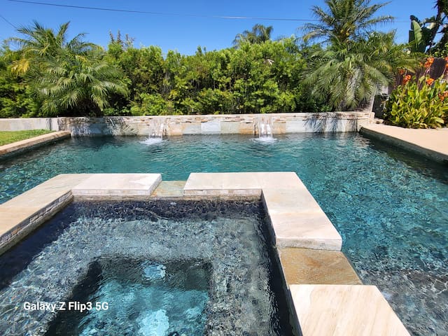 Cozy Oasis w Private Saltwater Pool & Hot Tub