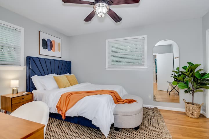 Táto izba je závanom čerstvého vzduchu... Dizajn tu bol útočiskom. Počas pobytu na úteku však stále radi zostaneme kreatívni, a preto tu nájdete farby, aby bol váš mozog a duša  ostražitý a aktívny.