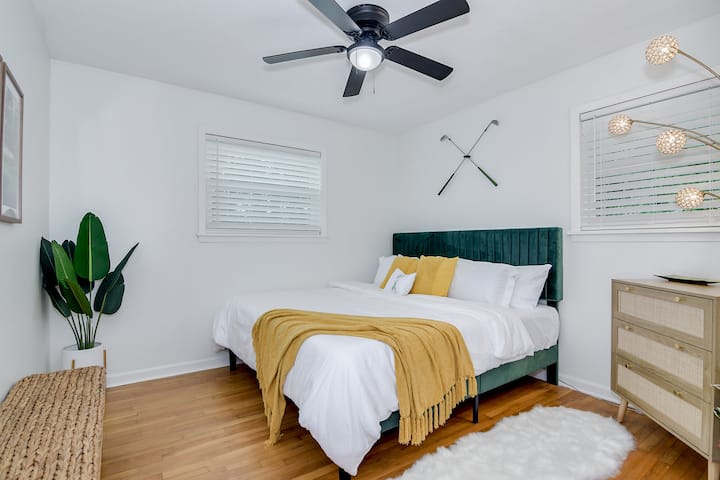 Užite si Majstrovu izbu! Túto izbu sme navrhli s ohľadom na náš miestny, prestížny golfový turnaj. Všade nájdete bujnú zeleň a všetko od klubov na stene až po krásnu viacosvetlenú „golfovú“ lampu, ktorá vám pripomenie hru!