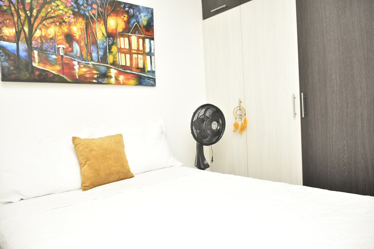 Cómoda habitación con Cama doble, closet y ventilador