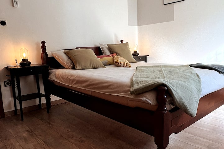 第三间客房配有标准双人床、空调和泳池景观。