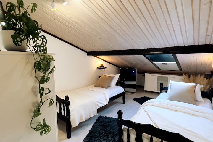 浪漫的第四间阁楼房间配有两张单人床，可俯瞰斯普利特市的美景。