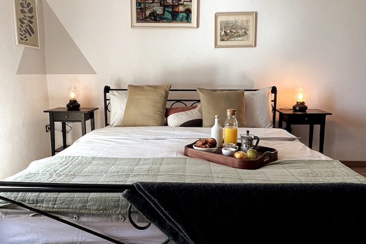 主卧配有加大双人床、空调，通往大阳台，可欣赏美丽的山景、花园和泳池景观。