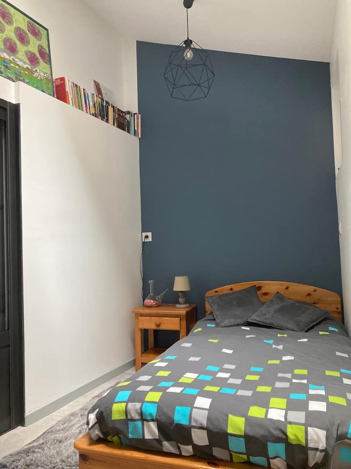 90*190 מיטה עם שמיכת פוך. רק חדר שינה בקומת הקרקע וקרוב לסלון אם הילד מתקשה להירדם . 