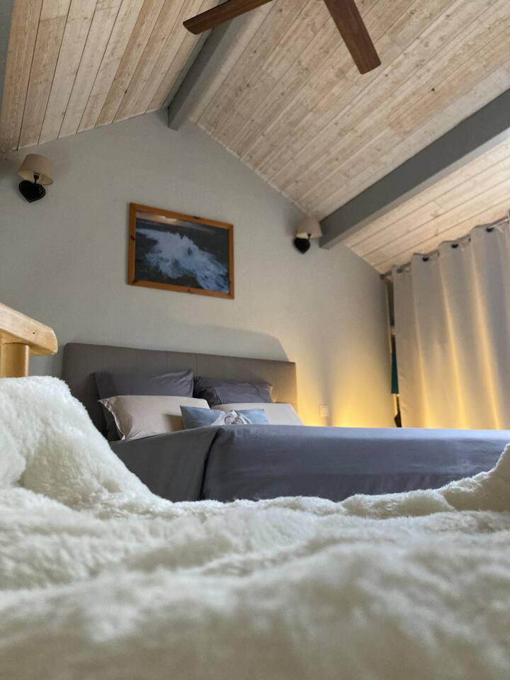 חובה בקומת הביניים בקומה השנייה, חדר הגולם שלנו, עם מזרן 160*200, מערכת אוורור כדי לא לסבול מהחום בטמפרטורות גבוהות ושתי כריות כדי לקרוא קצת לפני השינה.