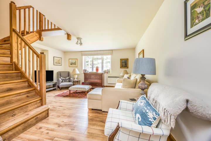 Charming Annexe Lodge With Parking | Pass The Keys - Midhurst