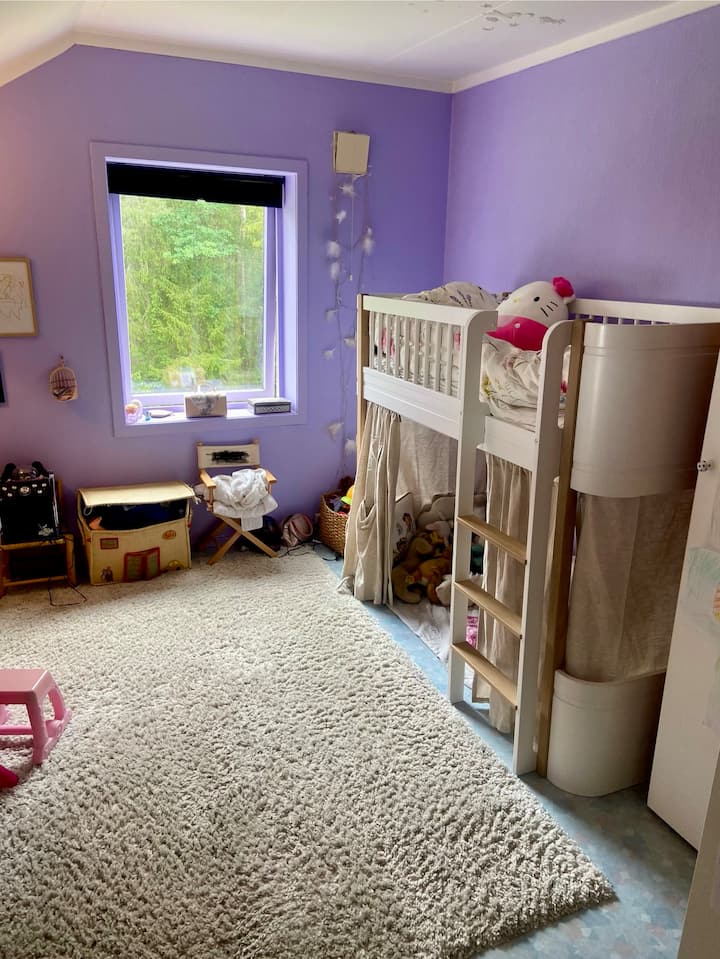 Dhoma e gjumit kati 2. Tani është një krevat i mirë tek (me dyshek pranveror) në vend të krevatit të loftit në foto. Ne kemi gjithashtu një dyshek të mirë me ajër që mund të përdoret për një fëmijë, nëse dëshiron, për një tarifë të vogël shtesë