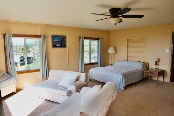 Გაიღვიძეთ ოკეანის ხედით ზემო საძინებლიდან