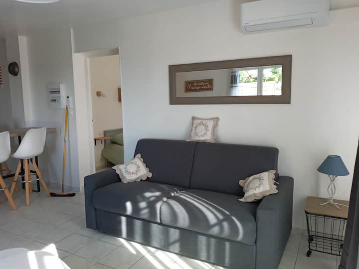 Gîte ( Le Défends ) De 40m2 Avec Piscine - France