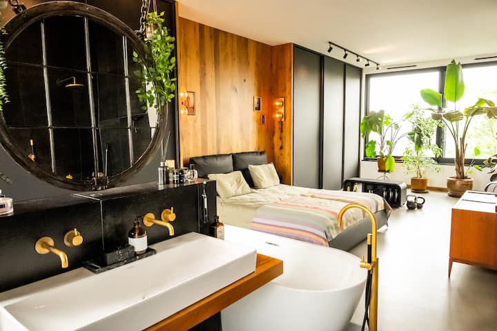 The penthouse suite is the top floor with large sliding windows that you can blind with shutters. Na krovnoj terasi nalaze se stepenice i luksuzna teretana.