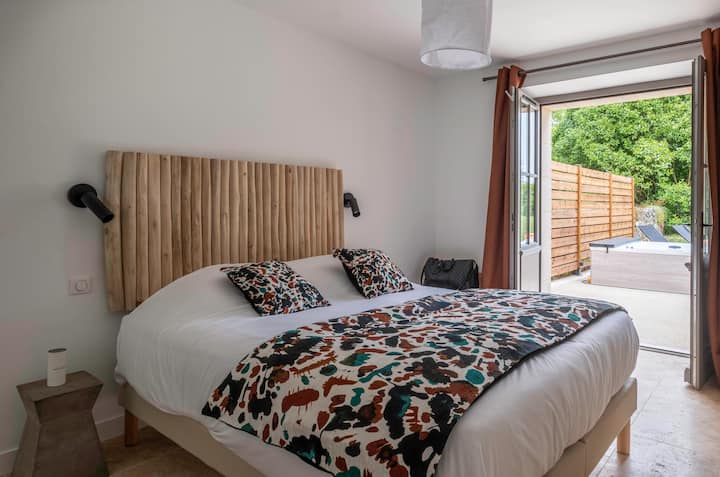 Chumba cha kulala mara mbili kwenye ghorofa ya chini na kitanda cha ukubwa wa malkia sentimita 160. Matandiko ya nyota 5 na Le Matelas Français. Ufikiaji wa moja kwa moja wa mtaro na spa yenye joto.
