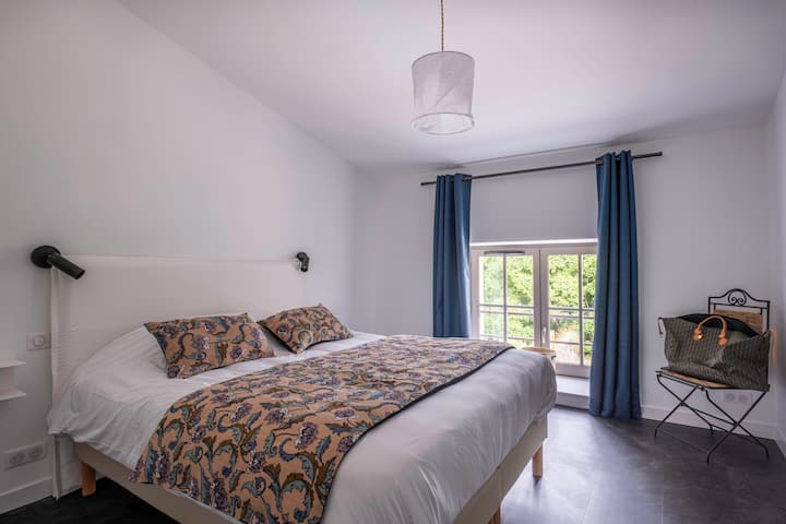 Chumba cha kulala mara mbili juu na kitanda cha ukubwa wa malkia sentimita 160. Matandiko ya nyota 5 na Le Matelas Français. Mwonekano wa bustani. Kiyoyozi.