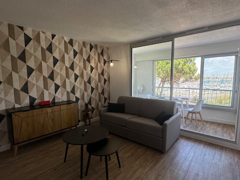 Top performing Airbnb: Beautiful Apartment with Port View + Pools + Parking in Agde