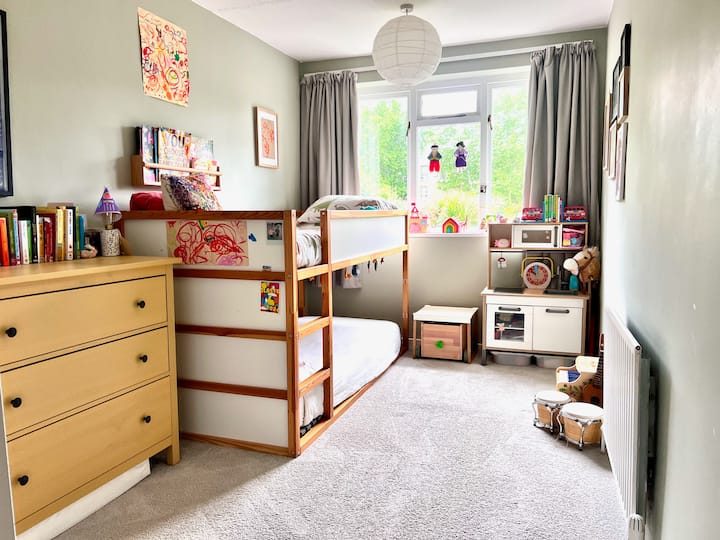 Colchones individuales de tamaño completo cómodos para adultos o niños, según tus necesidades. 

Esperamos que se sienta cómodo con cortinas opacas, ventiladores o calefacción (¡dependiendo del clima!), ropa de cama acogedora y elección de almohadas. 