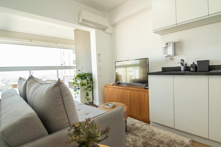 Sala ampla com Sofá-cama e TV