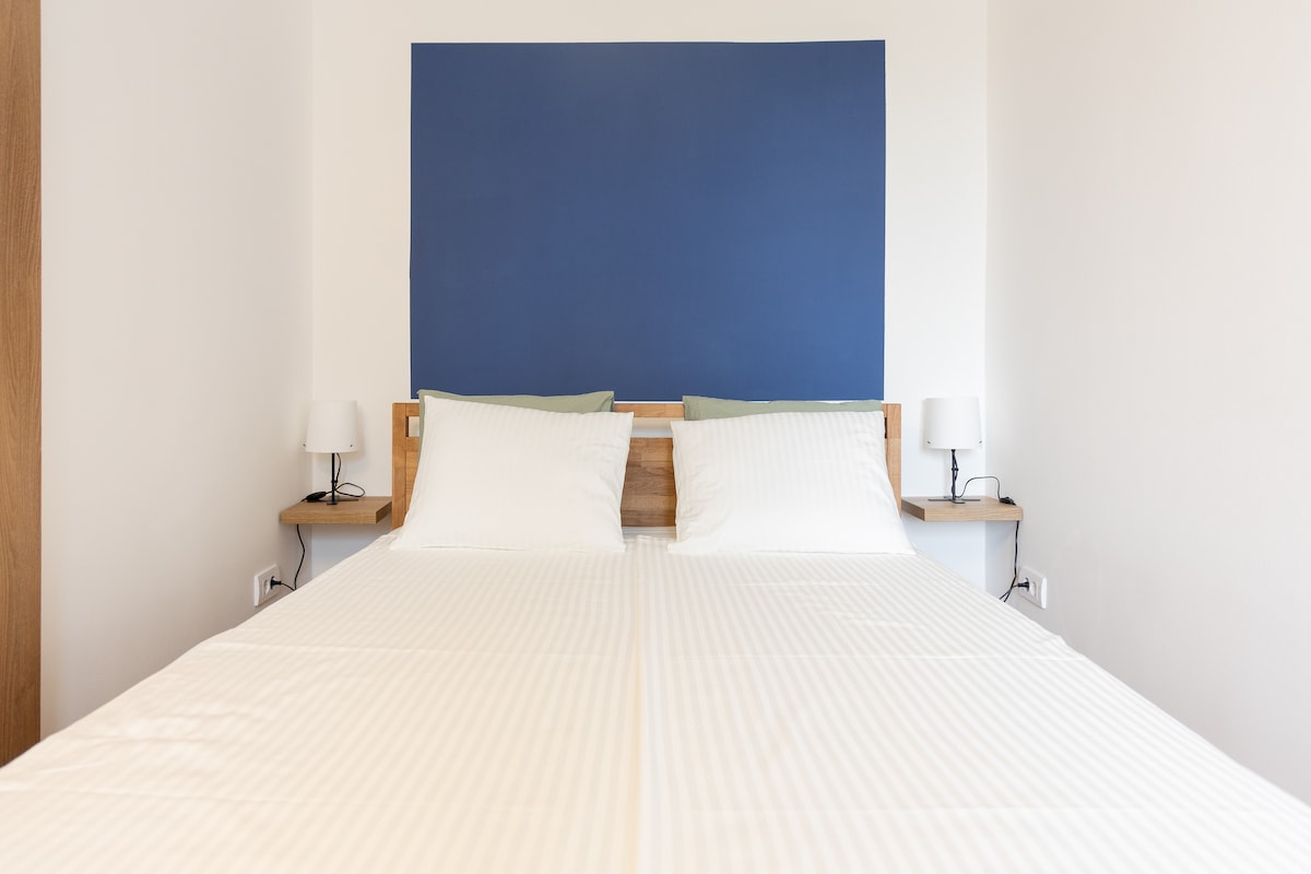 Kitanda cha watu wawili (sentimita 140x200) kilicho na godoro la Super Relax ambalo hutoa starehe ya hali ya juu. Godoro la starehe ya hali ya juu ni bora kwa wale wanaotafuta usawa kati ya upole na uthabiti.