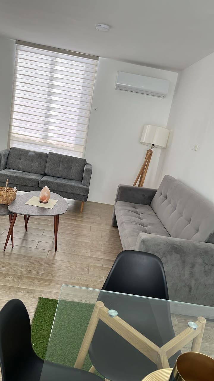 Sala, has a lamp designed so that at night it can bring tranquility and softness to the environment, it is recommended to turn off all the lights to enjoy its feeling. 