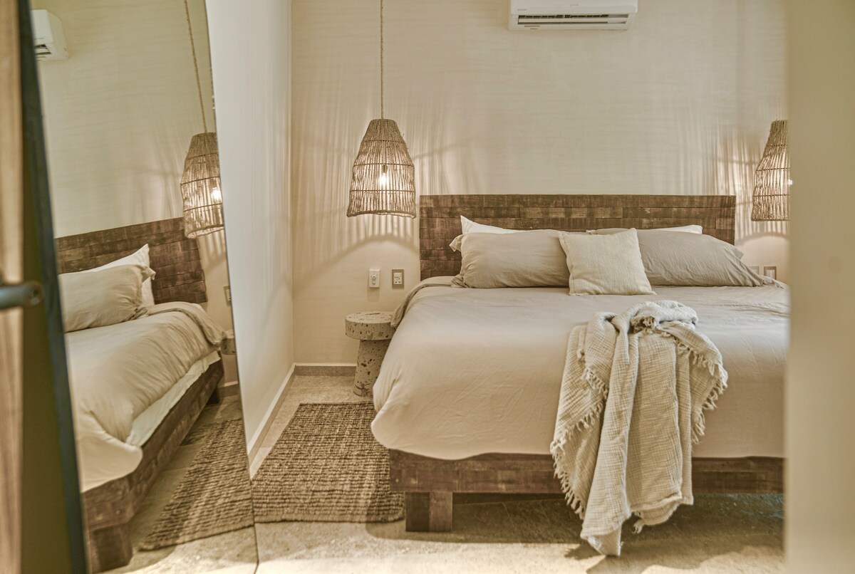 Lit king size avec matelas de luxe et miroir pleine longueur 