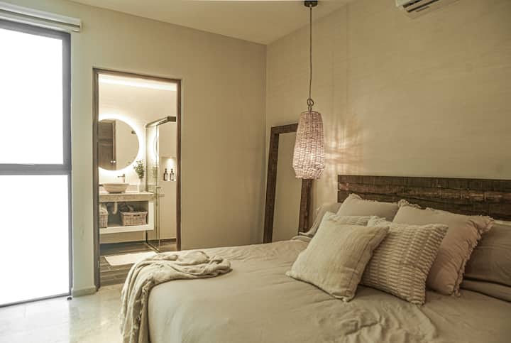 חדר שינה וחדר רחצה - מיטת קינג סייז עם מזרן יוקרתי ומראה באורך מלא 