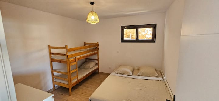 Vitanda 2 vya ghorofa vya sentimita 70 kwa 170 kwa watoto pekee hadi umri wa miaka 14.
Kitanda 1 cha sofa ni sentimita 80 au 160 kwa 200 kwa watu wazima au watoto.