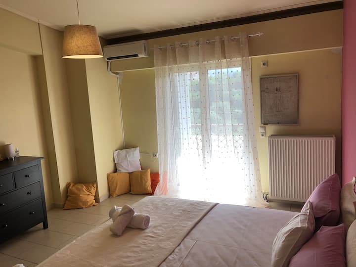 Prostrani svijetli prostor s ormarom i privatnim balkonom s neograničenim pogledom na planine i more 