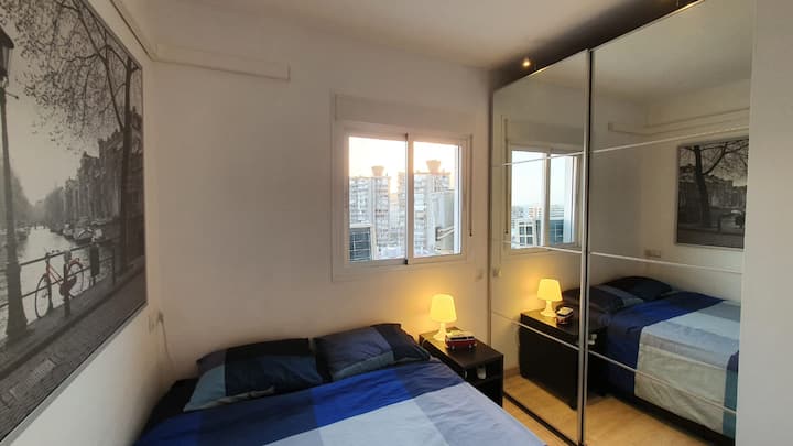 Გამოყავით საძინებელი დიდი სათავსო კარადით. Თქვენი ყველა ნივთისთვის საკმარისი სივრცეა. Აღჭურვილია საკუთარი კონდიციონერით.

Გამოყავით საძინებელი დიდი სათავსო კარადით. Საკმარისი სივრცე ყველა ნივთისთვის. Აღჭურვილია საკუთარი airco ‑ ით