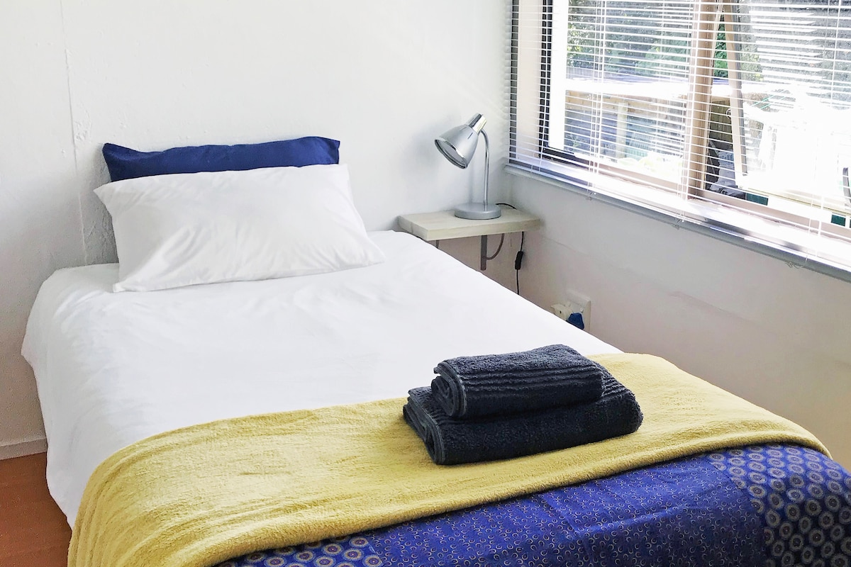 غرفة نوم ثانية بسرير واحد