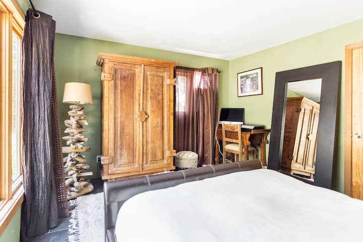 Спална соба со брачен кревет (широк 150-1 