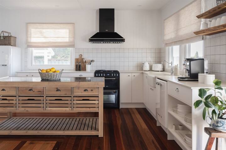 Elsie’s Cottage. Luxury Listing. gallery image 3