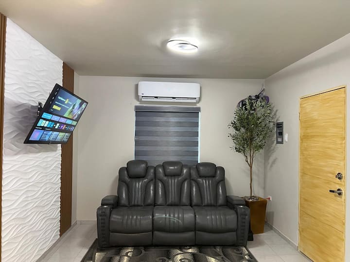 Ima udoban kauč na kojem možete uživati u odmoru 