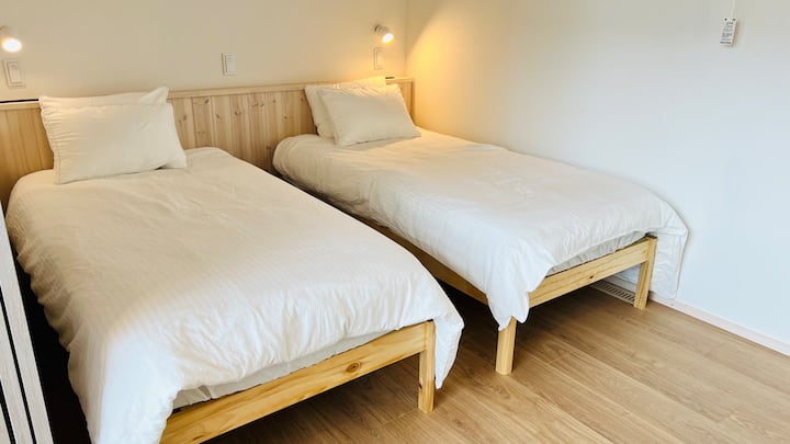 Ორადგილიანი საძინებელი ნელის მატრასით (97x195 სმ) 
Ბალიშის მეშვეობით შეგიძლიათ დატენოთ სმარტფონები, პლანშეტები და ა.შ. (შტეფსელები, USB-C, USB-A პორტები) 