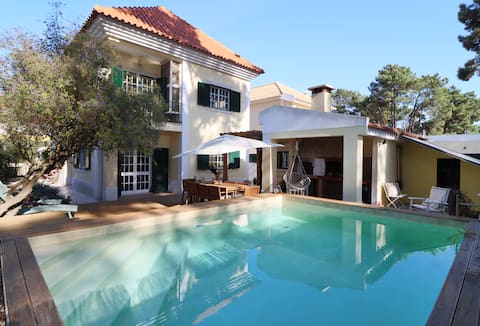 Top performing Airbnb: Artist Villa with Pool by the Ocean, Golf & Lisbon in União Das Freguesias De Charneca De Caparica E Sobreda