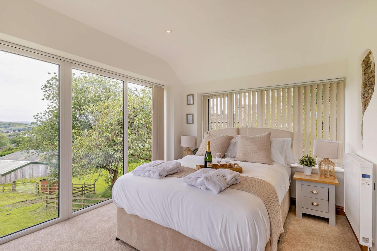 dormitorio grande, completo con chaise lounge, increíble, gran ventana, que te da una vista completa de las impresionantes vistas panorámicas. Este espacio tranquilo y acogedor es el lugar perfecto para despertarte y apreciar el hermoso espacio en el que te encuentras.