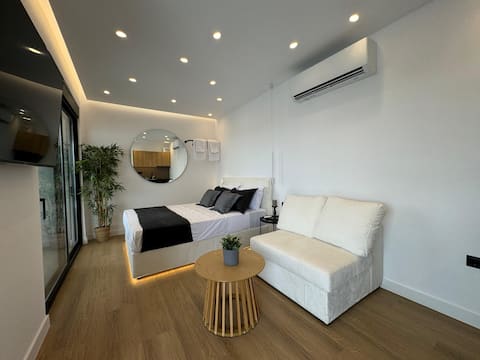 Popular Airbnb listing: BlueMotion – CruiseNest PortView in Τρούμπα