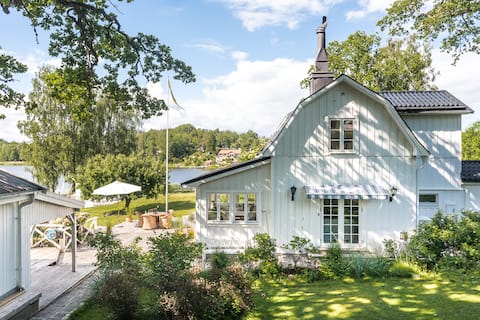 Archipelago dream with lake cottage, jacuzzi and jetty