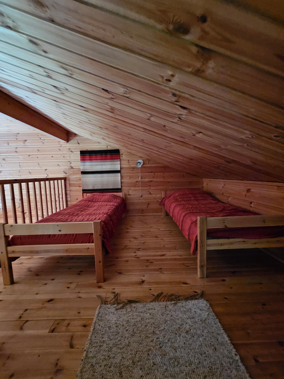 Horné podkrovie má vlastné postele pre štyri (4) osoby. 